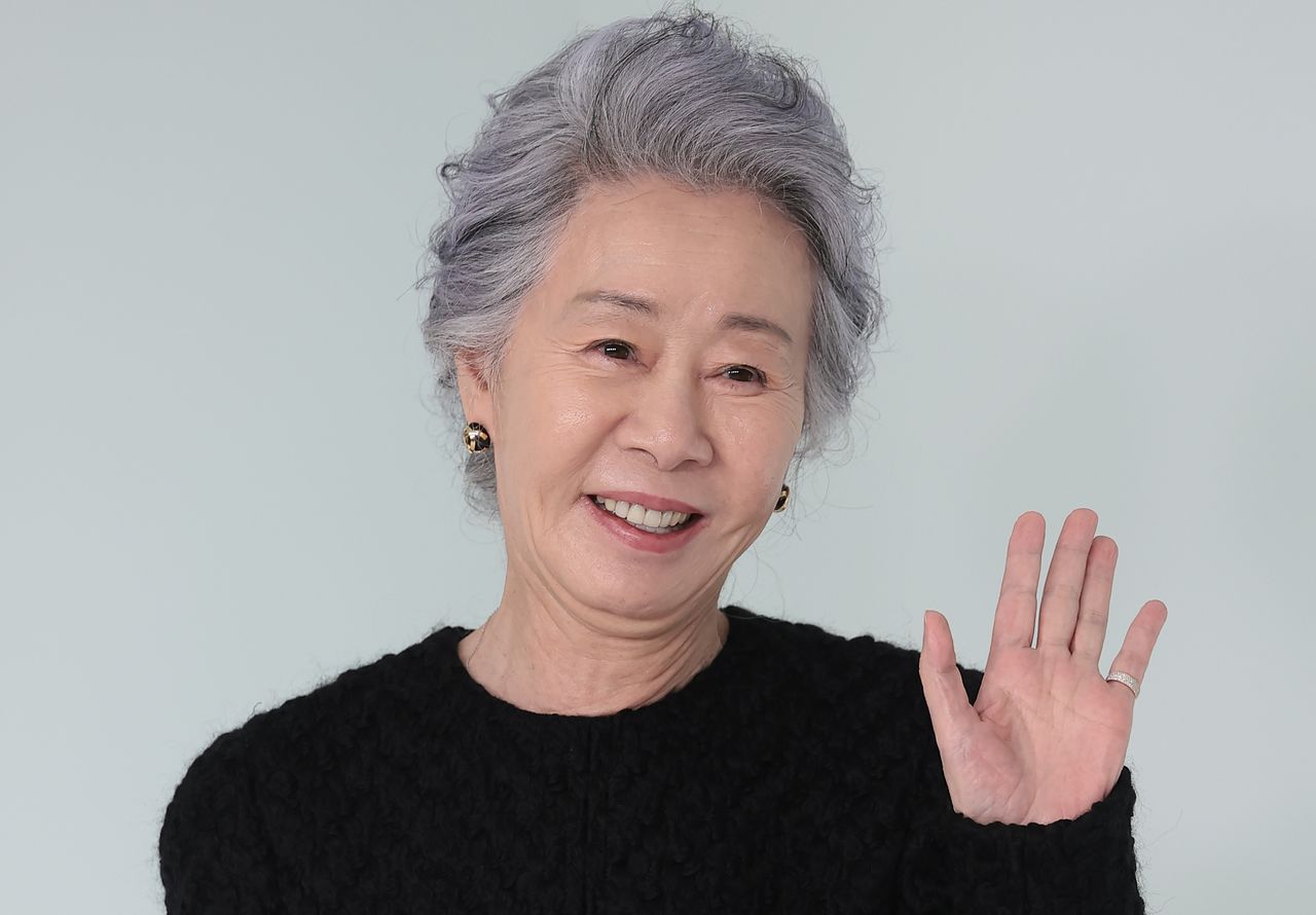  배우 윤여정이 지난 5월 26일 서울 영등포구 퐁비두센터에서 열린 샤넬 '2026 공방 컬렉션 서울 쇼'에 참석해 포즈를 취하고 있다. 뉴스1