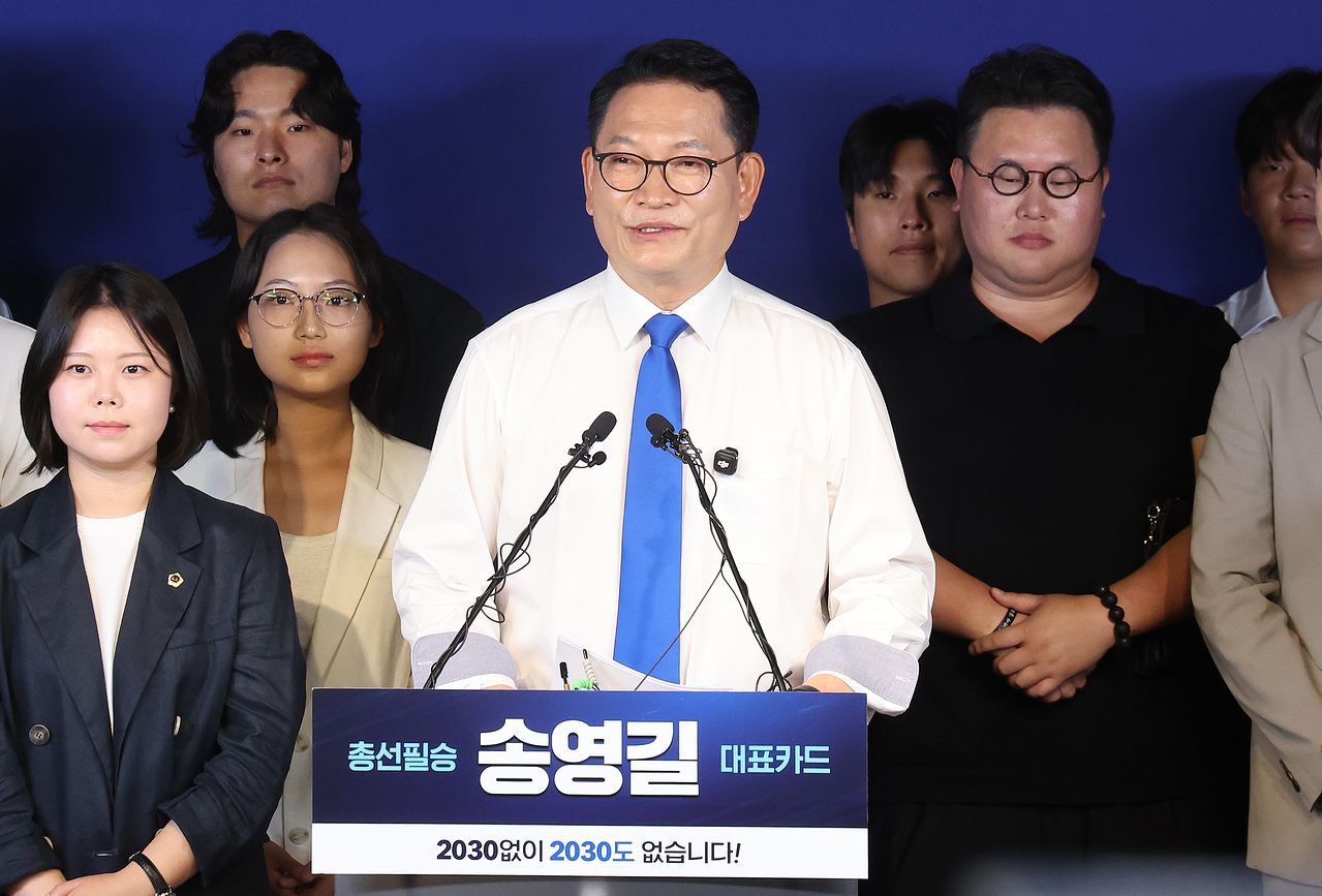 더불어민주당 당권주자인 송영길 전 대표가 8일 오전 서울 여의도 민주당 중앙당사에서 당대표 출마선언을 하고 있다. 뉴스1