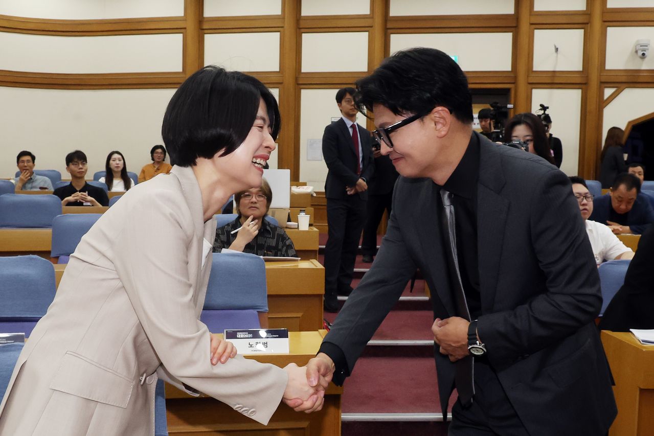 한동훈 무소속 의원과 한지아 국민의힘 의원이 1일 오전 서울 여의도 국회 의원회관에서 열린 '국민통합컨센서스 대화 2026'에서 악수를 나누고 있다. 뉴스1