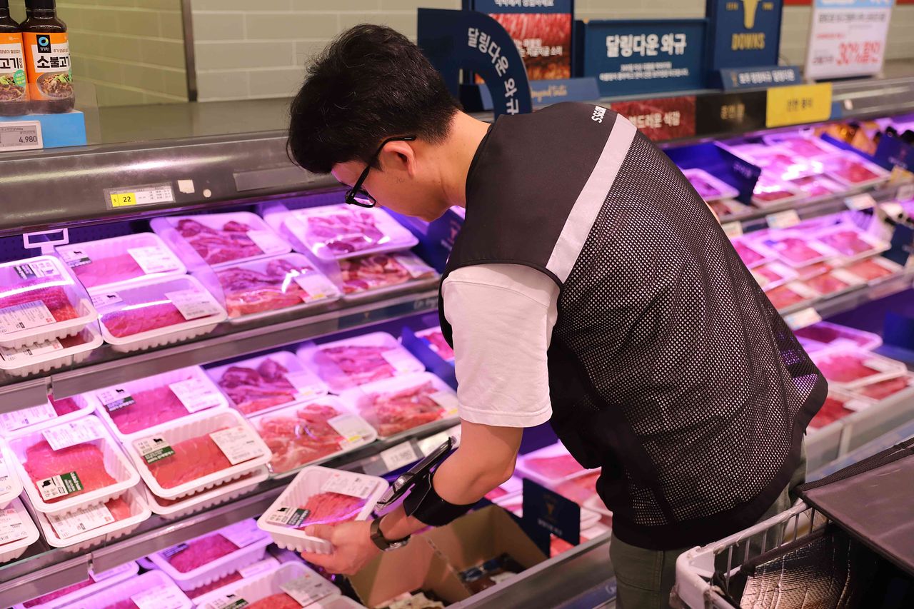 SSG닷컴 직원이 배송할 물품을 고르고 있다. 사진 SSG닷컴 