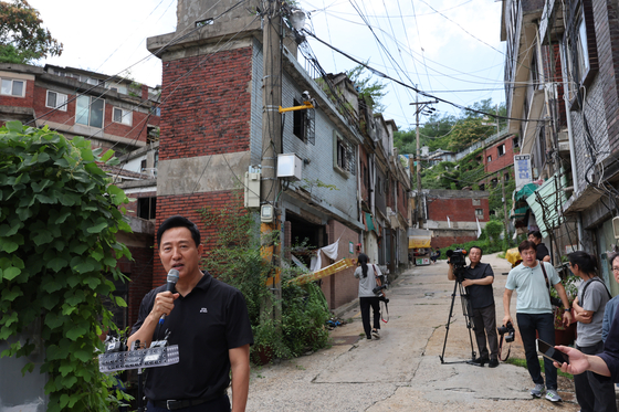 오세훈 서울시장이 19일 서울 서대문구 현저동 모아타운 현장 점검에 앞서 발언하고 있다. [연합뉴스]