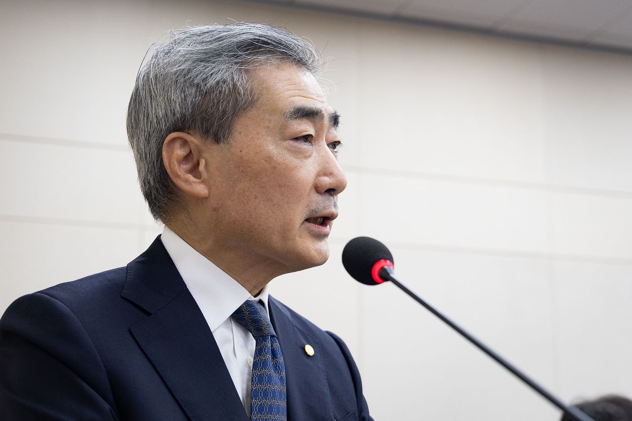 신현송 한국은행 총재가 9일 서울 여의도 국회에서 열린 제437회 국회(임시회) 재정경제기획위원회 제2차 전체회의에 출석해 업무보고를 하고 있다. 뉴스1
