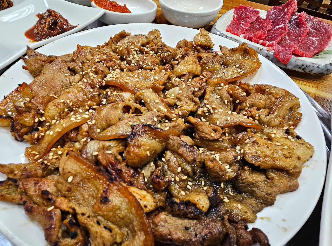 전남 영암 '선일식육식당'의 연탄 돼지 불고기. 돼지 불고기 뒤에 놓인 한우 생고기가 보이시는지. 이 집에서 돼지 불고기를 시키면 한우 생고기가 반찬으로 나온다. 