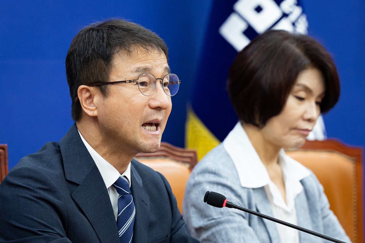 한병도 더불어민주당 당대표 직무대행 겸 원내대표가 9일 서울 여의도 국회에서 열린 정책조정회의에서 모두 발언을 하고 있다. 뉴스1