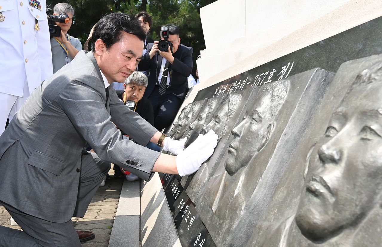 안규백 국방부 장관이 29일 경기 평택시 해군2함대 사령부에서 열린 제2연평해전 승전24주년 기념식에 참석해 해전 영웅들의 얼굴 부조상을 어루만지고 있다. 뉴시스