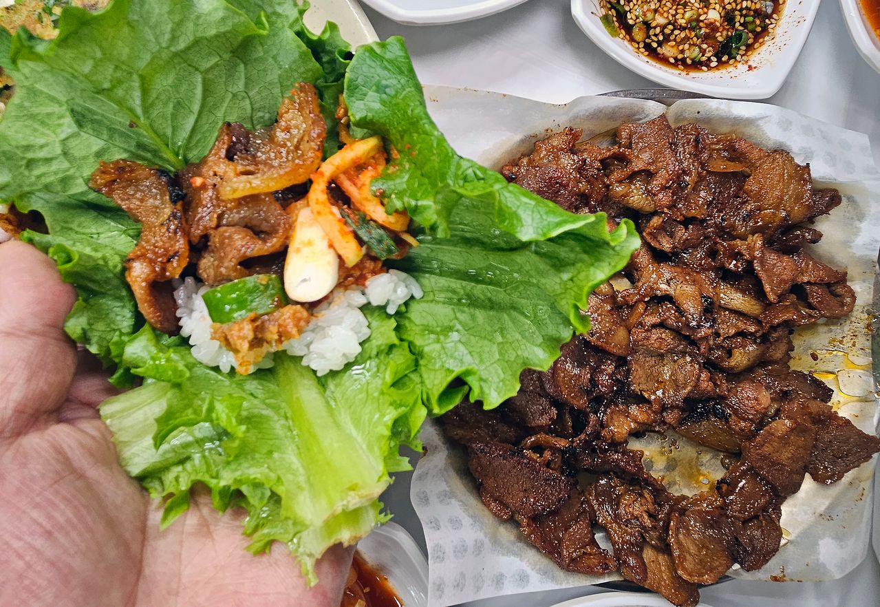 '대정식당'은 해남의 동네 맛집이다. 연탄 돼지 불고기 먹으려고 읍내에서 차를 타고 일부러 온다. 간장 양념에 꿀을 넣어서 뒷맛이 달다. 