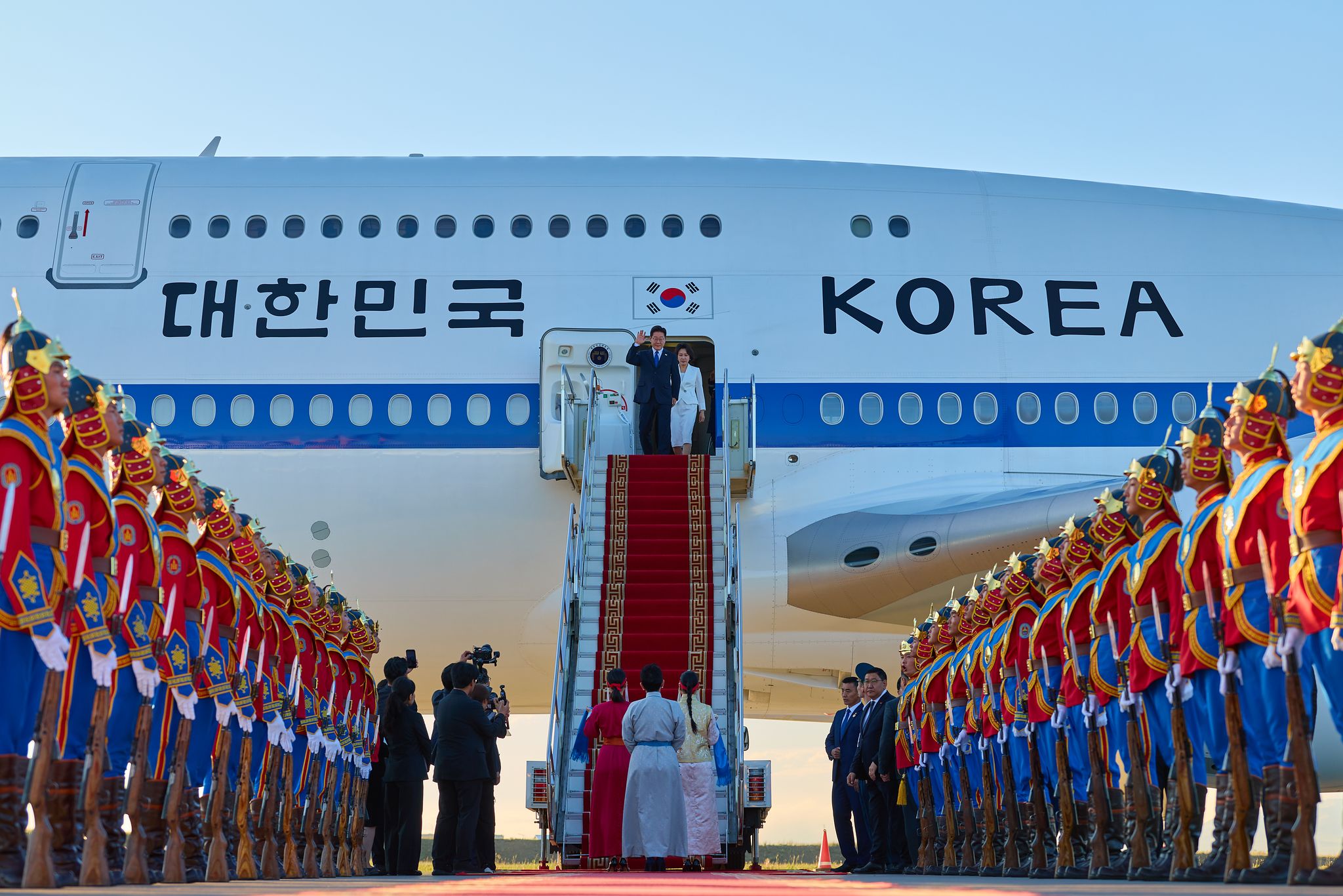 이재명 대통령과 김혜경 여사가 9일(현지시간) 몽골 울란바타르 칭기스칸 국제공항에 도착해 인사하고 있다. 뉴스1