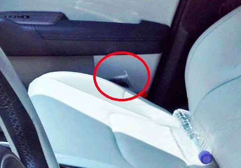 '여고생 살인범' 장윤기가 범행 수단으로 이용한 스포츠유틸리티차(SUV)의 조수석 수납공간에 케이블타이가 놓여있는 모습. 연합뉴스