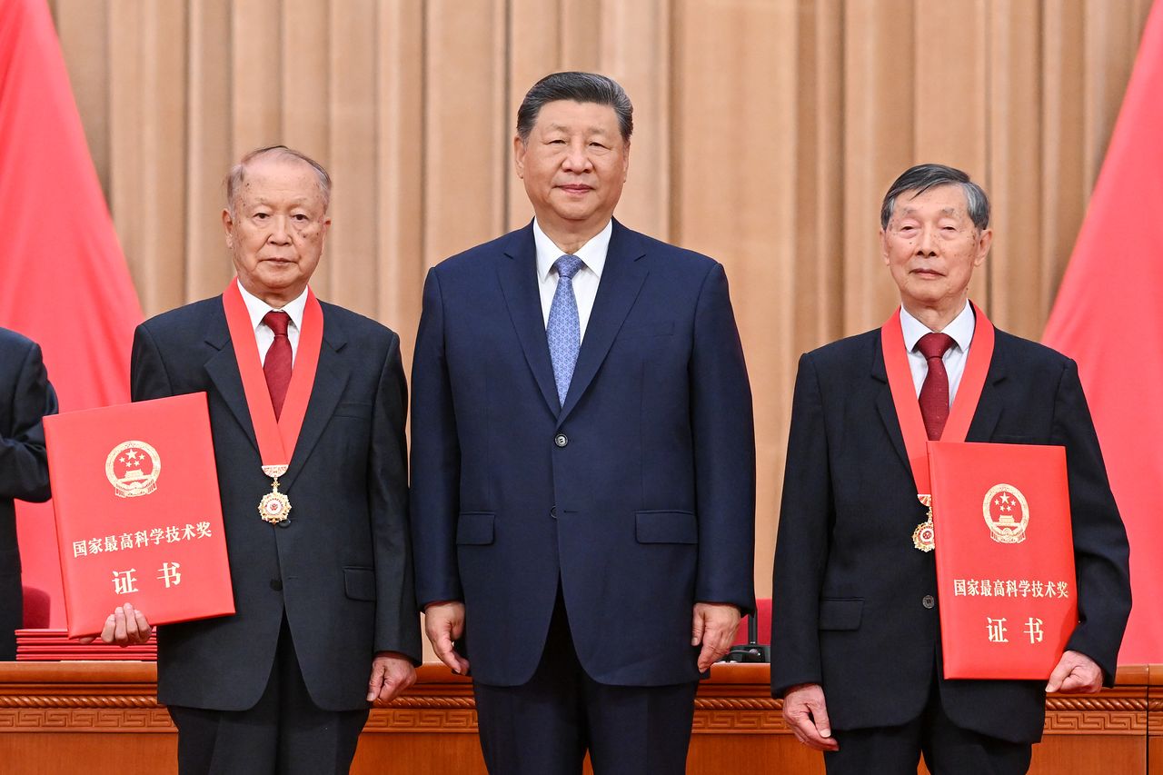 8일 시진핑(가운데) 중국 국가주석이 2025년 중국 최고 과학기술상을 수상한 천리취안(오른쪽) 중국과학원물리연구소 연구원, 번더(왼쪽) 중국전자기술그룹공사 연구원에게 최고기술자상을 수여하고 있다. 신화=연합뉴스