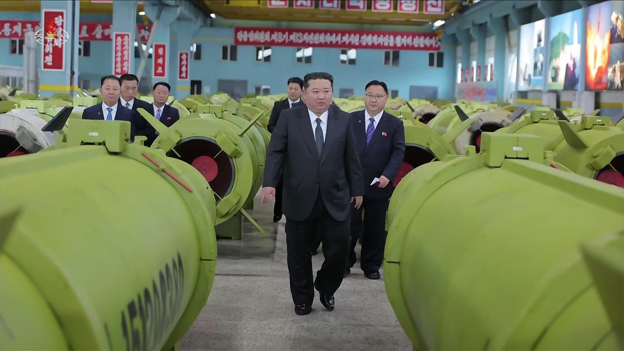 김정은 북한 국무위원장이 중요 군수공업기업소들을 방문해 4분기 미사일 및 포탄 생산 실태를 점검했다고 조선중앙TV가 지난해 12월 26일 보도했다. 조선중앙TV 캡처. 뉴시스