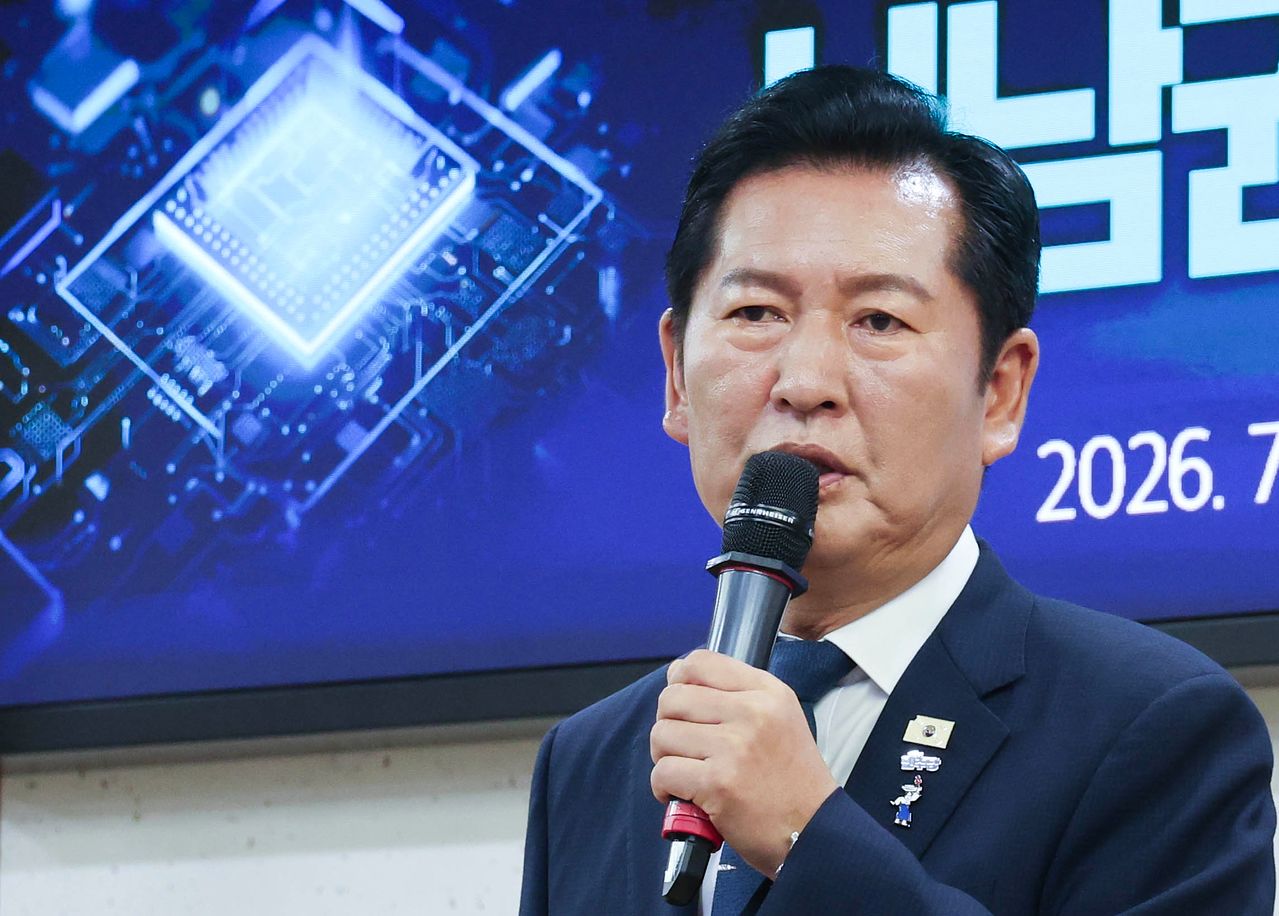 정청래 더불어민주당 전 대표가 8일 국회 의원회관에서 열린 서남권 반도체 클러스터 성공을 위한 정책토론회에서 축사를 하고 있다. 임현동 기자