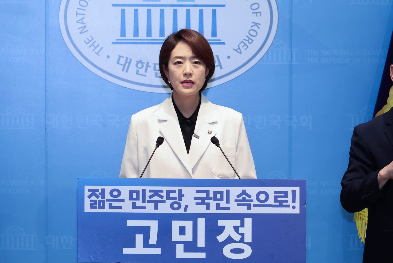 고민정 더불어민주당 의원이 8일 오전 국회 소통관에서 당대표 출마 기자회견을 하고 있다. 임현동 기자
