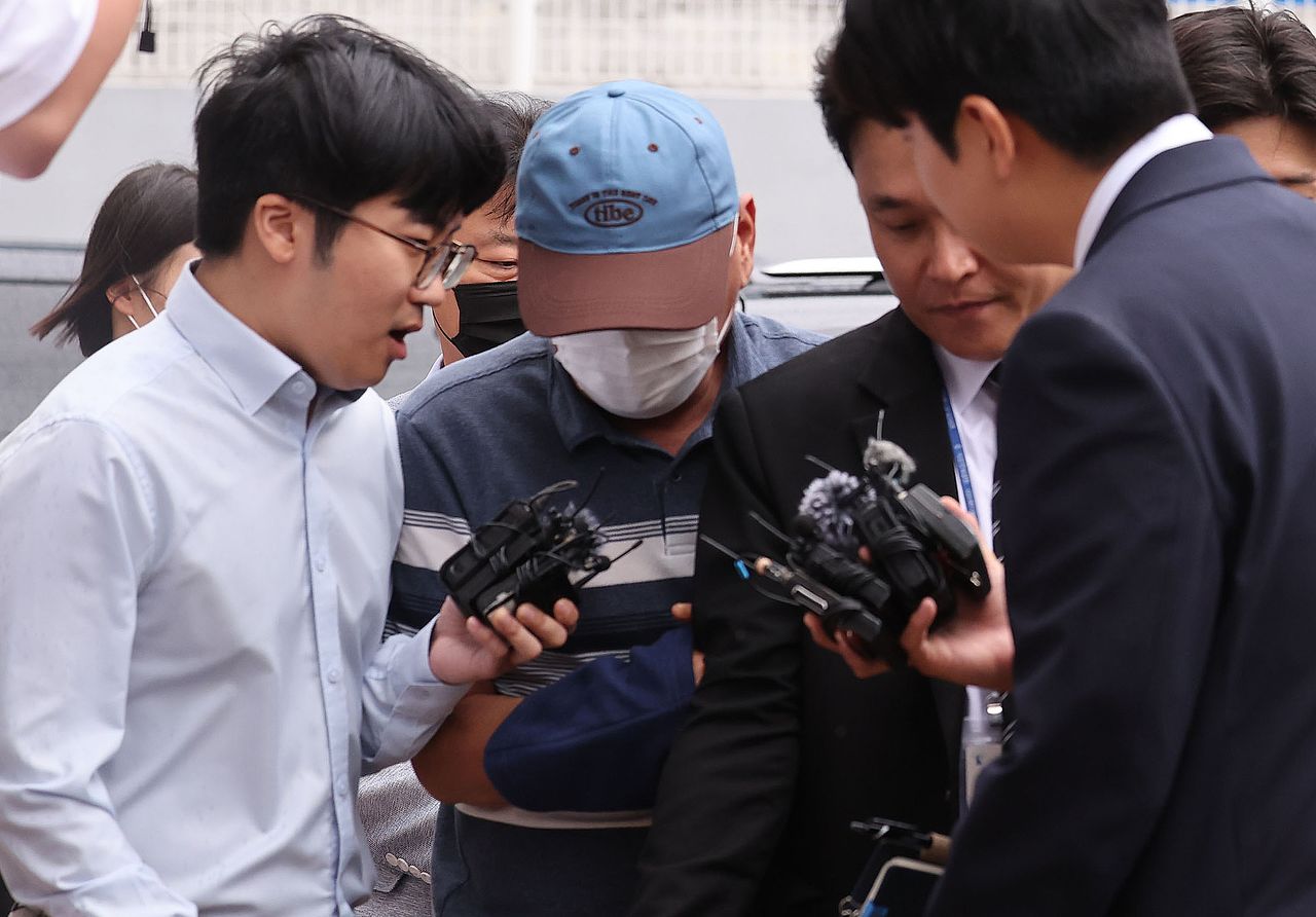 여고생 살해범 장윤기 사건과 관련해 공무상비밀누설과 증거인멸 등의 혹을 받는 담당 강력팀장 박모 경감이 8일 오전 구속 전 피의자 심문(영장실질심사)를 받기 위해 광주지방법원에 들어서고 있다. 뉴스1