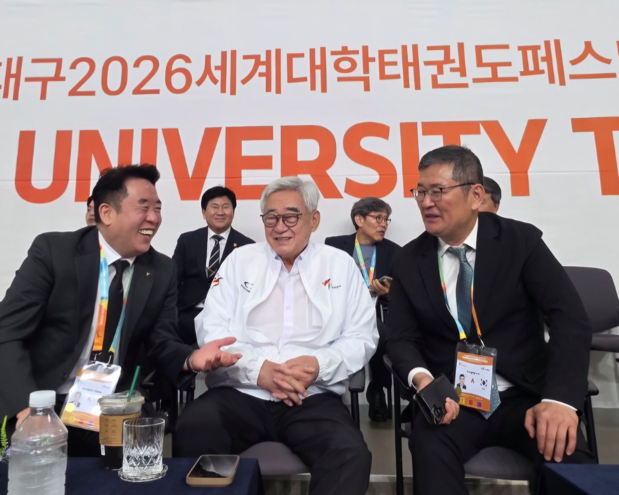 대구 2026 세계대학태권도페스티벌이 7월 4~7일 대구에서 열렸다. 이번 대회에는 전 세계 26개국 930명의 선수단이 참가해 뜨거운 분위기를 연출했다. 4일 개막식에 참석한 정병기 조직위 사무총장, 조정원 세계태권도연맹 총재, 이선장 대회조직위원장(왼쪽부터). 사진 스포츠플러스. 