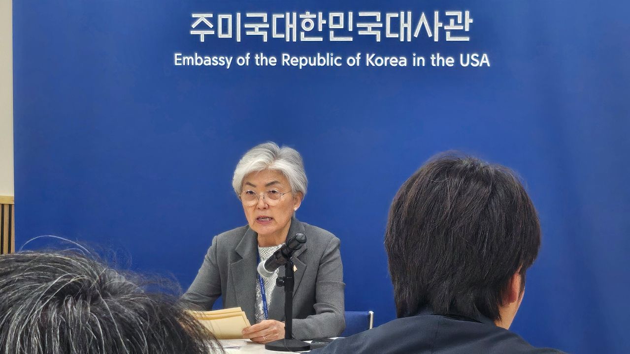 강경화 주미대사가 8일(현지시간) 미국 워싱턴 주미대사관에서 특파원과의 간담회를 진행하고 있다. 워싱턴=강태화 특파원