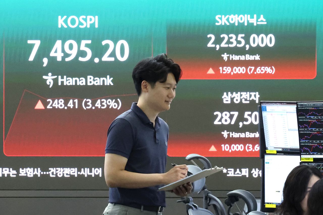 9일 오전 서울 중구 하나은행 본점 딜링룸 전광판에 SK하이닉스, 삼성전자 지수가 표시되고 있다. 하이닉스와 삼성전자의 상승에 힘입어 이날 코스피 지수는 전 거래일 대비 3.31% 오른 7486.64로 상승 출발했다. 뉴스1