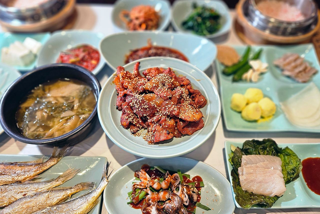 '수인관'의 돼지 불고기 4인 상차림. 돼지 불고기 뒤로 토하젓이 보인다. 홍어회에 굴비에 편육에 호래기까지 여느 남도 한정식이 부럽지 않다. 