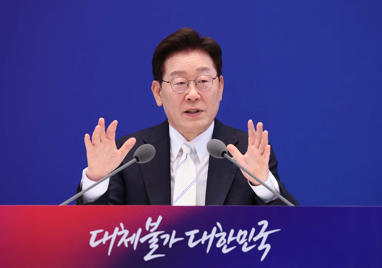 이재명 대통령이 청와대에서 열린 취임 1주년 기자회견에서 취재진의 질문에 답하고 있다. [청와대사진기자단]