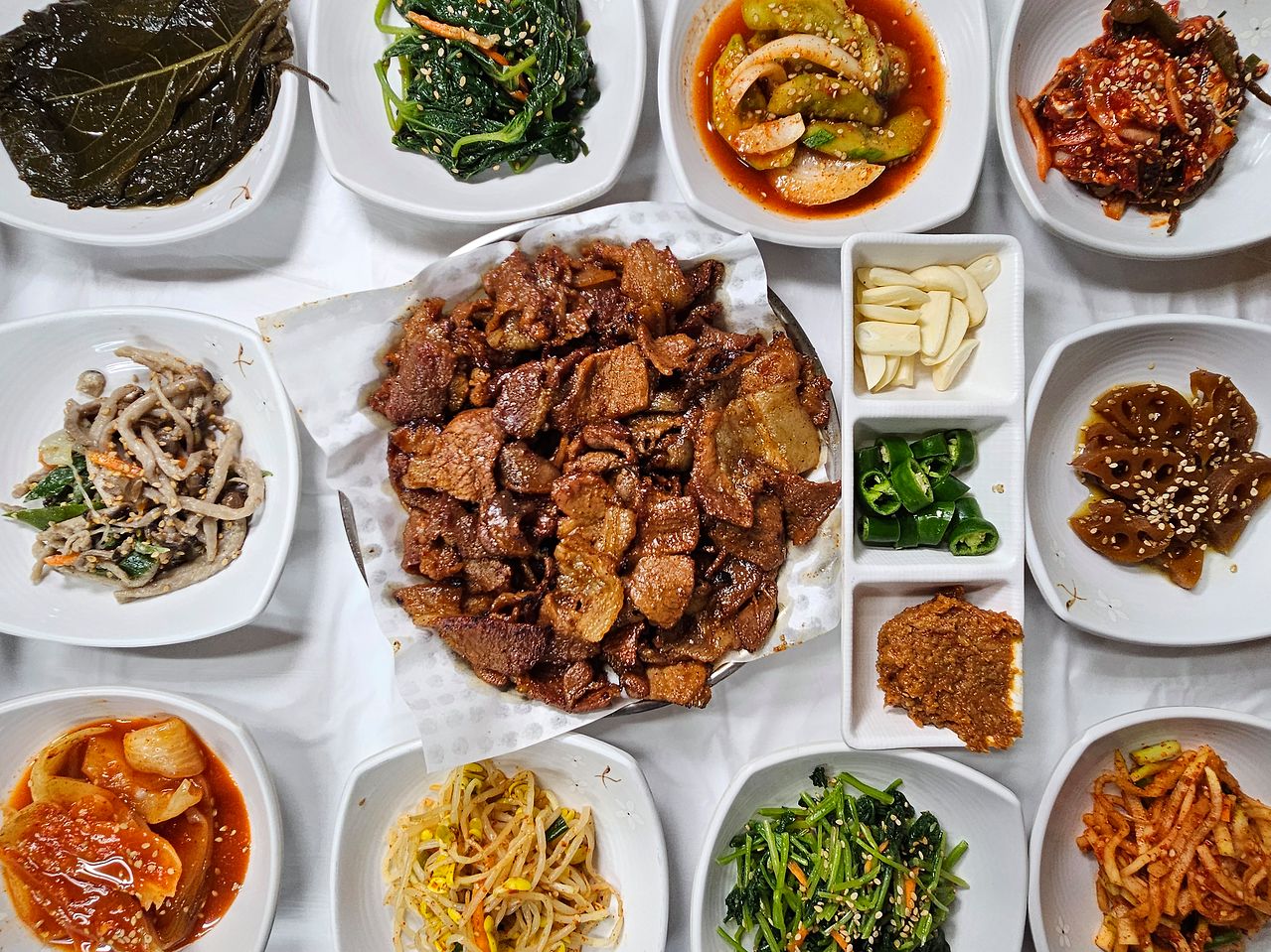전남 해남 '대정식당'의 연탄 돼지 불고기 상차림. 모든 반찬이 집밥처럼 입에 맞는다.