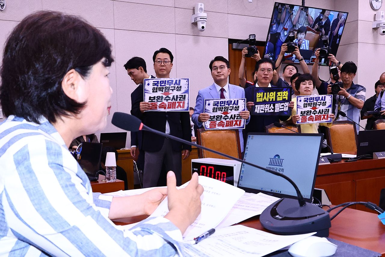 서영교 위원장이 8일 국회에서 열린 법사위 전체회의를 진행하는 가운데 국민의힘 의원들이 항의하고 있다. 김종호 기자
