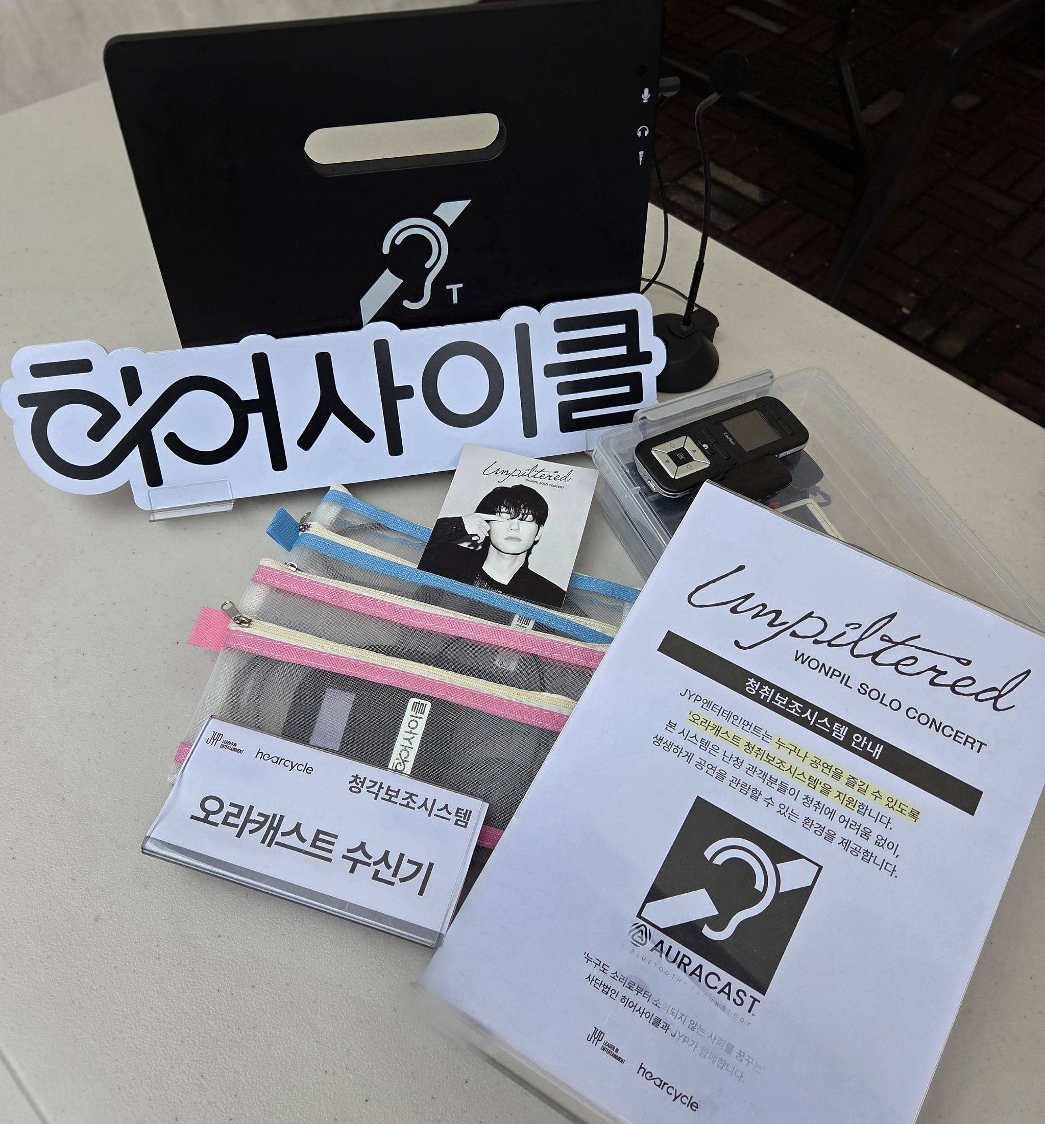 JYP와 히어사이클이 진행하는 ‘청각 접근성 개선 프로젝트’에서 난청인 관객들에게 지급되는 수신기와 안내문. [사진 JYP엔터테인먼트]