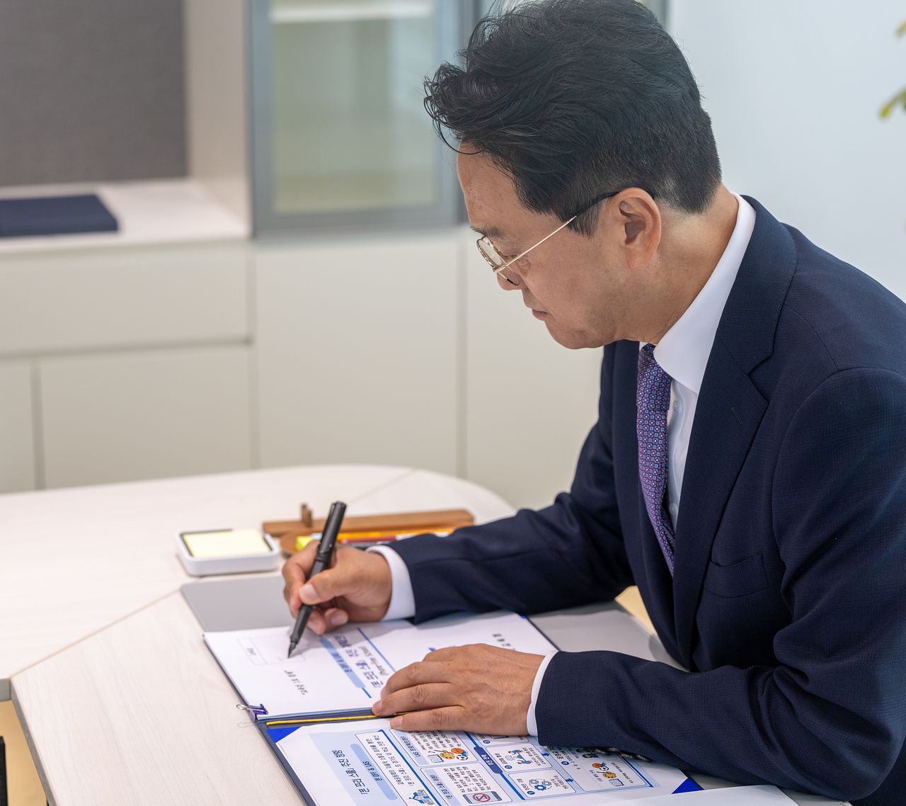 안민석 경기도교육감은 취임 첫날인 지난 1일 '폰 프리 스쿨'을 1호 결재로 처리했다. 경기도교육청
