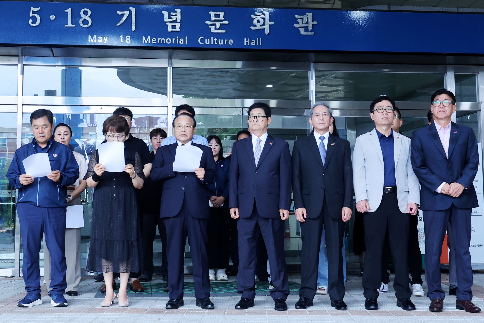 9일 오전 광주 서구 5·18 기념문화센터 앞에서 5·18 단체가 배재고 야구부 학생들의 선처를 촉구하는 기자회견을 하고 있다. 연합뉴스