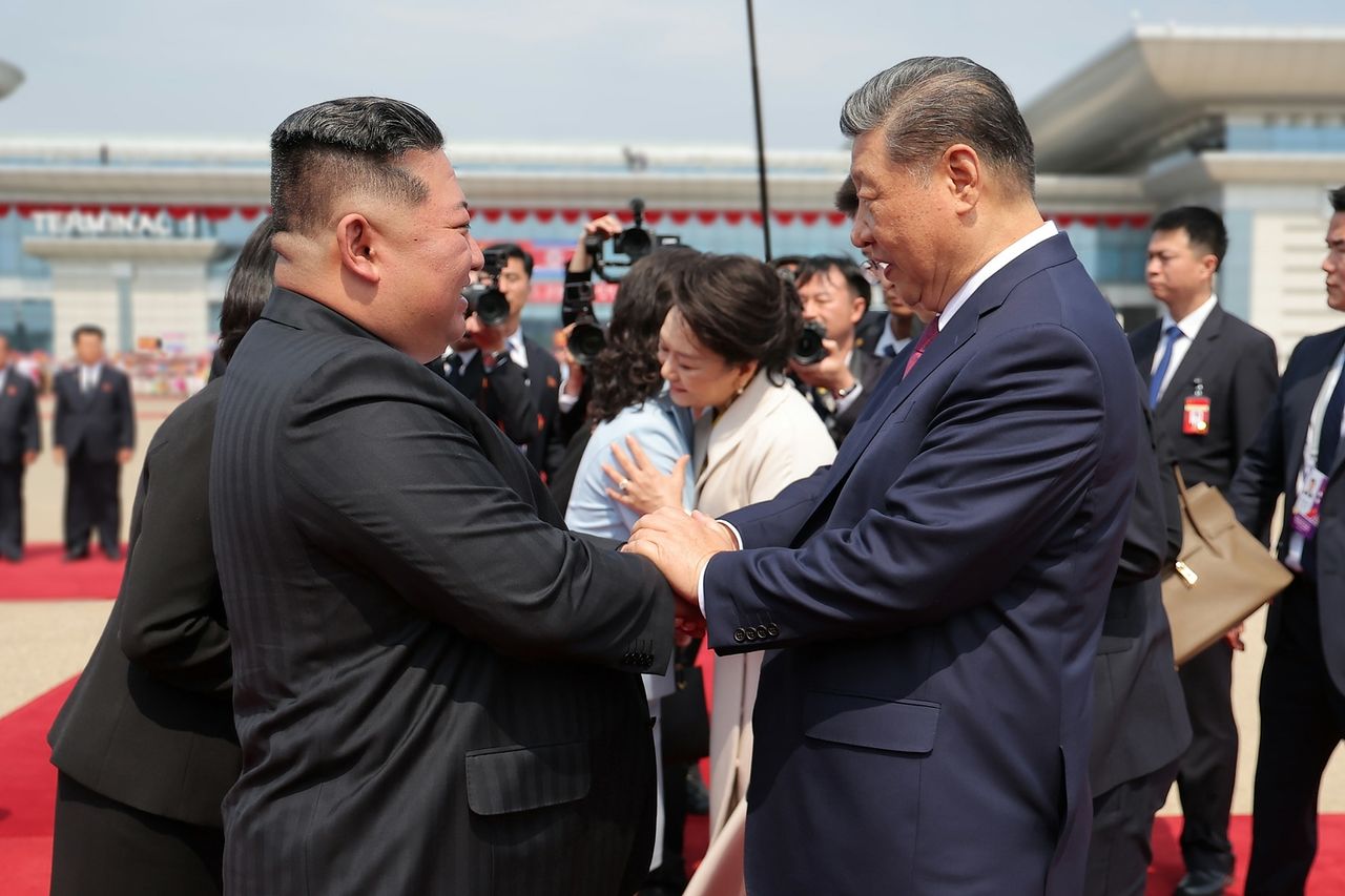 김정은 북한 국무위원장이 지난달 9일 오후 평양 순안공항에서 시진핑 중국 국가주석을 환송하는 모습. 노동신문, 뉴스1