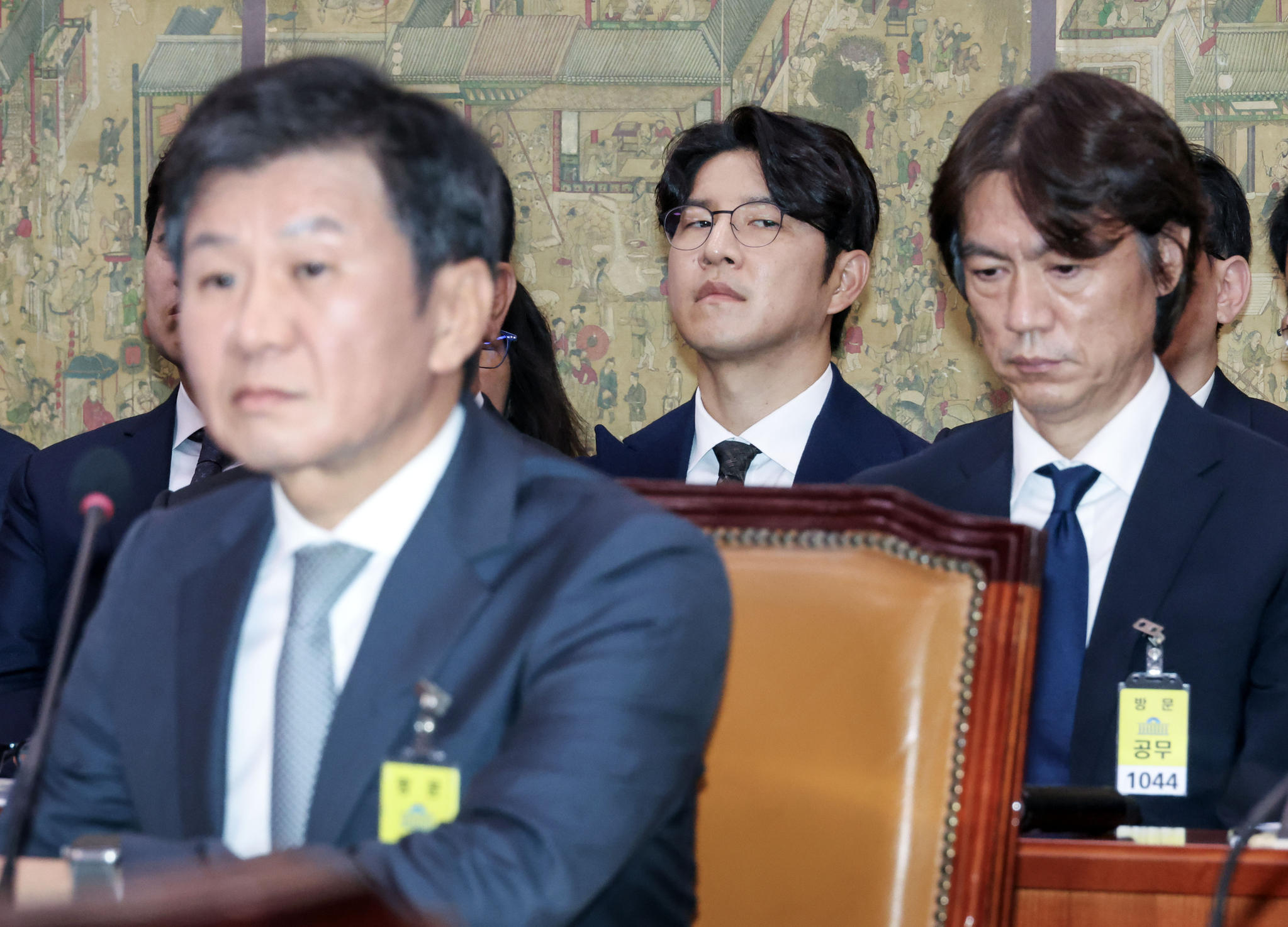 2024년 국회 문화체육관광위원회의 대한축구협회와 대한배드민턴협회 관련 현안질의가 국회에서 열렸다. 박주호 전 축구협회 전력강화위원(가운데)이 현안질의에 참석해 정몽규 대한축구협회장의 답변을 듣고 있다. 오른쪽은 홍명보 축구 국가대표 감독. 김성룡 기자