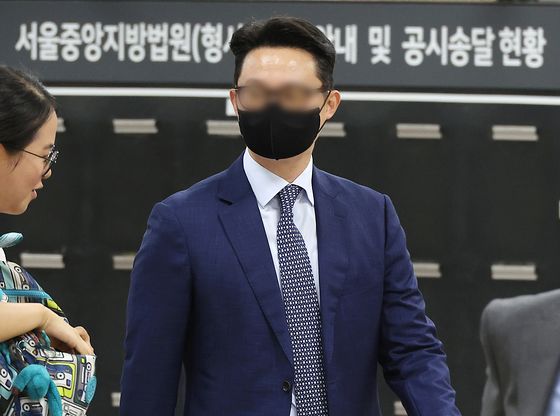 윤영호 전 통일교 세계본부장이 지난해 7월 서울중앙지방법원에서 열린 구속 전 피의자 심문(영장실질심사)에 출석하고 있다. 연합뉴스
