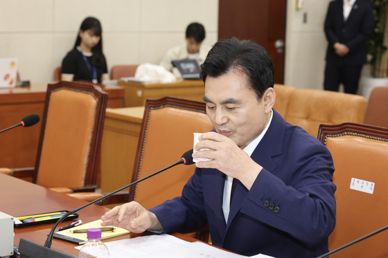 안규백 국방부 장관 후보자가 지난해 7월 15일 서울 여의도 국회 국방위원회에서 열린 인사청문회에서 물을 마시고 있다. 전민규 기자