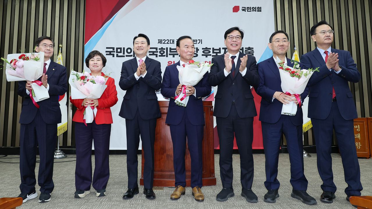 장동혁 국민의힘 대표(왼쪽 셋째)가 5월 13일 국회에서 열린 제22대 국회 후반기 국회부의장 후보자 선출 의원총회에서 박덕흠 의원이 선출된 후 기념촬영을 하고 있다. 왼쪽부터 조경태, 조배숙 후보, 장 대표, 박 의원, 송언석 전 원내대표, 유상범 전 원내운영수석부대표. 임현동 기자