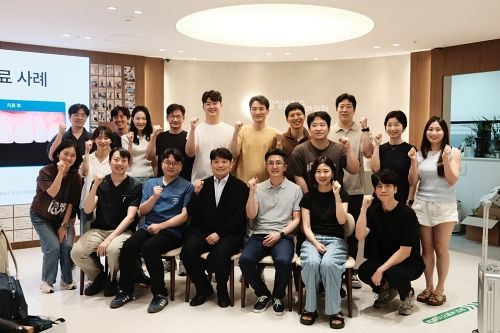 정성플러스치과 강서마곡 원내에서 열린 대한임상치의학회(SKCD) 9기 치과의사 임상연수회에 참석한 치과 원장들이 기념 촬영을 하고 있다. [사진 정성플러스치과 강서마곡]