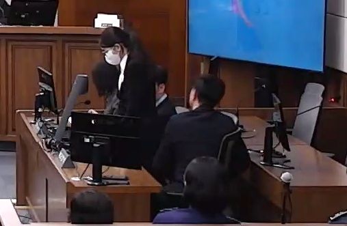 도이치모터스 주가조작과 통일교 금품수수 의혹 등의 혐의로 재판에 넘겨진 김건희 여사가 28일 서울 서초구 서울고등법원에서 열린 항소심에서 자리에서 일어나 주문을 듣고 있다.뉴스1