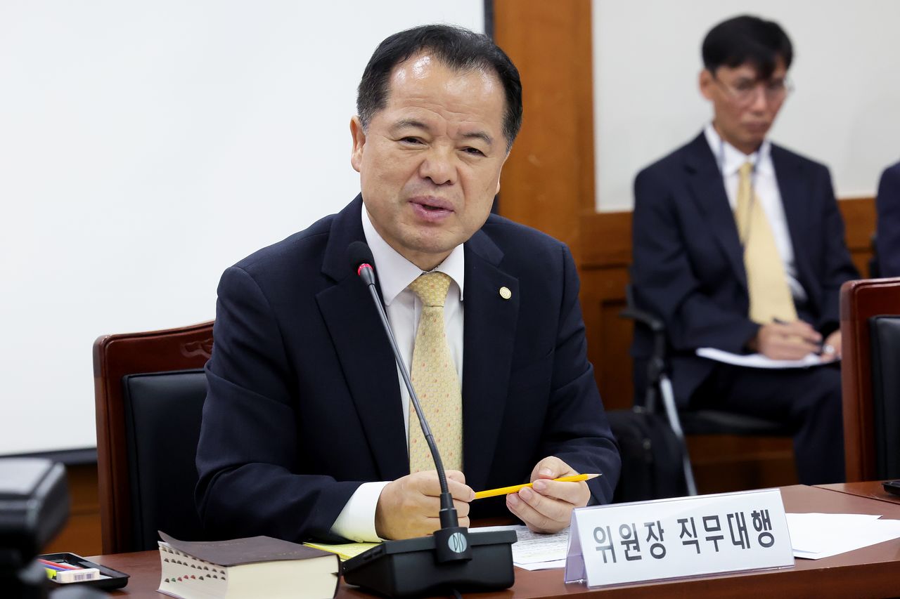 투표용지 부족사태 등 국민 참정권 침해 진상규명 및 선거관리 개혁을 위한 국정조사특별위원회 현장조사가 지난 7일 오전 과천 중앙선관위에서 열리고 있다. 위철환 중앙선관위 위원장 직무대행이 질의에 답하고 있다. 장진영 기자