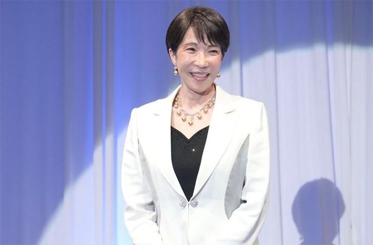 다카이치 사나에 일본 총리가 지난 4일 도쿄에서 열린 ‘제37회 일본 주얼리 베스트 드레서상’ 시상식에서 주얼리를 착용한 모습. 사진 다카이치 총리 엑스(X) 계정 캡처 