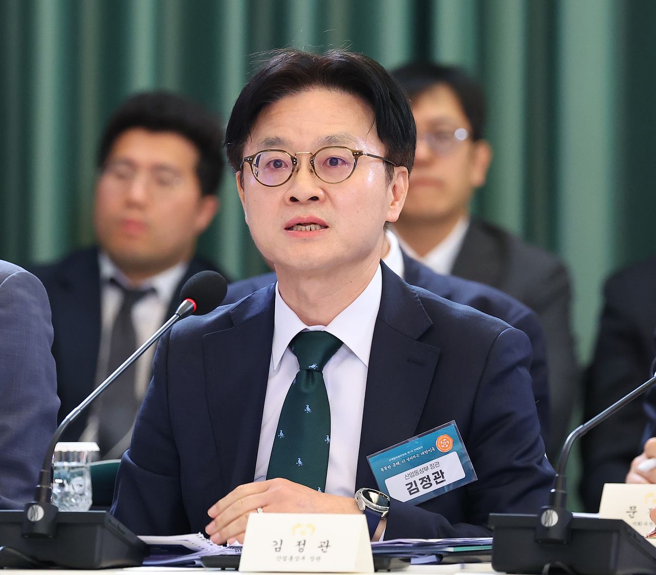 김정관 산업통상부 장관이 지난 4월 15일 청와대에서 이재명 대통령 주재로 열린 규제합리화위원회 제1차 전체회의에서 5극3특 지원을 위한 메가특구 추진방안을 보고하고 있다. 연합뉴스
