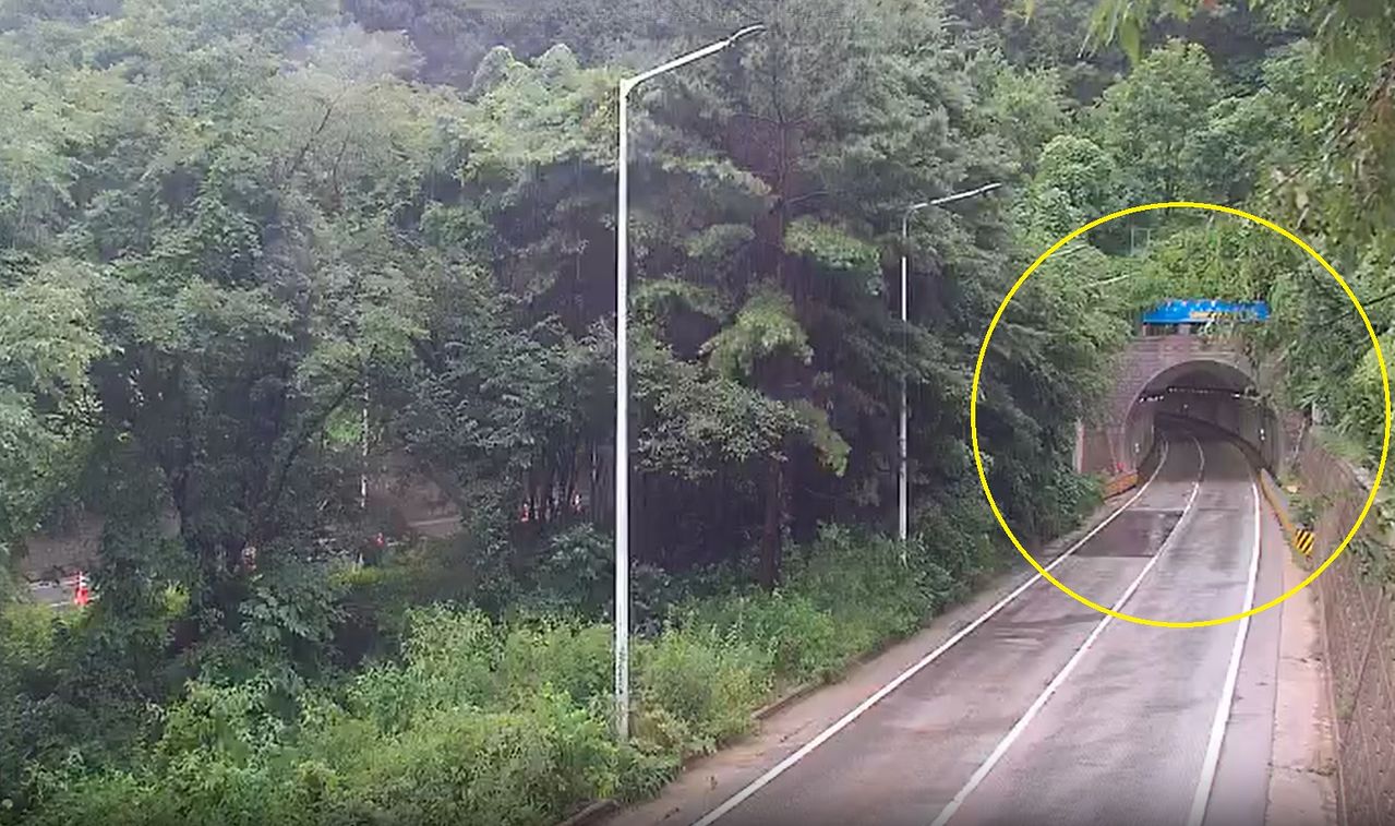 8일부터 충남에 내린 폭우로 토사가 흘러내리면서 국도 32호선 마티터널 대전방향 도로가 9알 오전 6시부터 저면 통제 중이다. [사진 네이버 CCTV 영상 캡처]