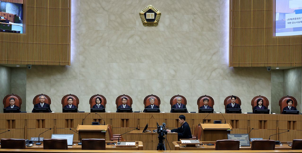 조희대 대법원장(왼쪽 일곱 번째)과 대법관들이 3월19일 오후 서울 서초구 대법원 대법정에서 열린 모해위증 관련 전원합의체 선고를 위해 착석해 있다. 뉴스1