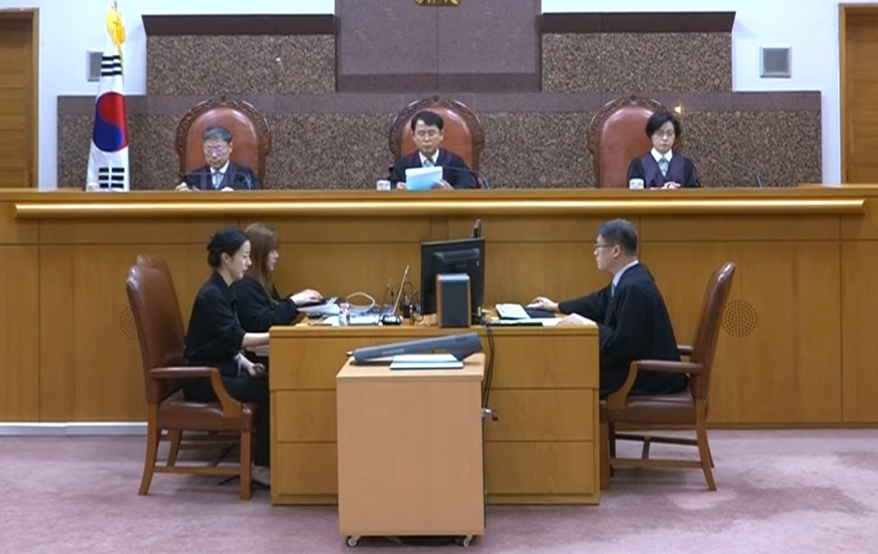 대법원 3부(주심 이숙연 대법관)가 9일 오후 윤석열 전 대통령의 특수공무집행방해·직권남용 등 사건 상고심 선고기일을 열고 선고문을 낭독하고 있다. 전원합의체가 아닌 소부 선고가 생중계된 건 이번이 처음이다. 사진 대법원 유튜브