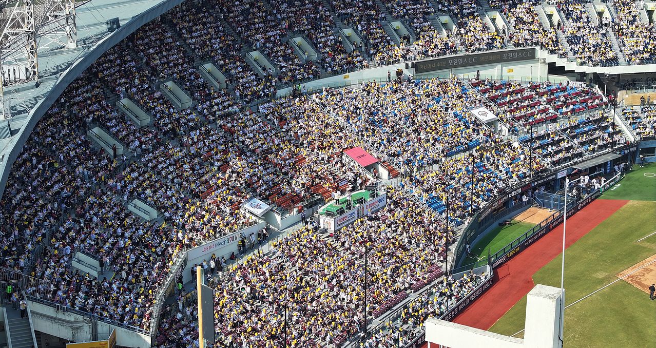 지난 3월 28일 서울 송파구 잠실야구장에서 열린 '2026 신한 SOL KBO리그' 공식 개막전 KT 위즈와 LG 트윈스의 경기를 찾은 수많은 야구팬들이 열정적인 응원을 펼치고 있다. 한편, KBO는 이날 전국 5개 구장에서 열린 개막전에 총관중 10만5878명이 입장했다고 발표했다. 뉴스1