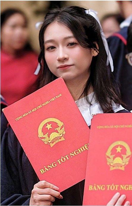 SAT 만점과 베트남 대학입학시험에서 최고 성적을 거둔 ‘베트남 천재 소녀’ 호앙 흐엉 장(Hoang Huong Giang). 베트남 언론 Lao Dong 캡처. 뉴시스