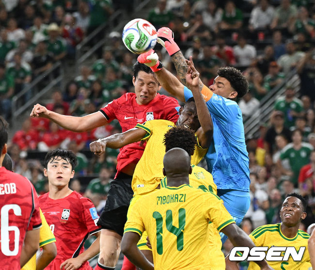 [OSEN=몬테레이(멕시코), 이대선 기자] 홍명보 감독이 이끄는 대한민국 축구대표팀은 25일(이하 한국시간) 오전 10시 멕시코 몬테레이 스타디움에서 개최된 2026 국제축구연맹(FIFA) 북중미 월드컵 조별리그 A조 최종전에서 남아프리카공화국에게 0-1 충격패를 당했다.1승2패가 된 한국은 A조 3위로 밀리며 32강 자력진출에 실패했다. 한국은 나머지 조들의 상황을 따져보고 32강에 진출할 가능성은 남아있다. 1승1무1패의 남아공이 2위로 32강 진출을 확정지었다.후반 대한민국 이한범이 헤더를 시도하고 있다. 2026.06.25 /sunday@osen.co.kr