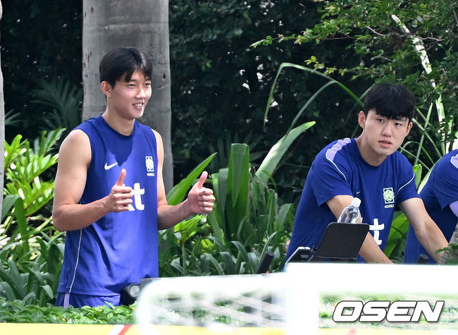 [OSEN=사포판(멕시코), 이대선 기자] 홍명보 감독이 이끄는 대한민국 축구국가대표팀이 20일(한국시각) 멕시코 과달라하라 인근 사포판의 치바스 베르데 바예에서 훈련을 진행했다.한국은 1승 1패, 승점 3으로 멕시코(승점 6)에 이어 조 2위가 됐다. 체코와 남아프리카공화국이 나란히 승점 1에 머물러 있는 만큼 한국은 남아공과 최종전에서 무승부만 거둬도 조 2위를 확보할 수 있다.대한민국 이한범, 이기혁이 훈련을 하고 있다. 2026.06.20 /sunday@osen.co.kr