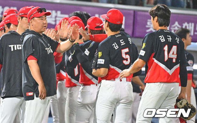 [OSEN=부산, 이석우 기자] 9일 부산 사직야구장에서 2026 신한 SOL KBO 리그 롯데 자이언츠와 KIA 타이거즈의 경기가 열렸다. 홈팀 롯데는 김진욱이, 방문팀 KIA는 양현종이 선발 출전했다.KIA 타이거즈 이범호 감독이 롯데 자이언츠에 5-2로 승리한 후 김도영과 기쁨을 나누고 있다. 2026.07.09 / foto0307@osen.co.kr