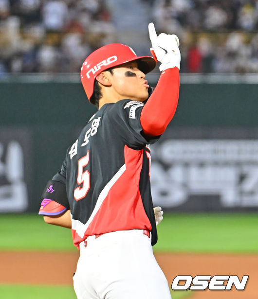 [OSEN=부산, 이석우 기자] 9일 부산 사직야구장에서 2026 신한 SOL KBO 리그 롯데 자이언츠와 KIA 타이거즈의 경기가 열렸다. 홈팀 롯데는 김진욱이, 방문팀 KIA는 양현종이 선발 출전했다.KIA 타이거즈 김도영이 6회초 좌월 솔로 홈런을 치고 세리머니를 하고 있다. 2026.07.09 / foto0307@osen.co.kr