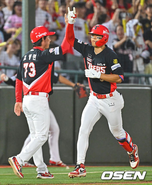[OSEN=부산, 이석우 기자] 9일 부산 사직야구장에서 2026 신한 SOL KBO 리그 롯데 자이언츠와 KIA 타이거즈의 경기가 열렸다. 홈팀 롯데는 김진욱이, 방문팀 KIA는 양현종이 선발 출전했다.KIA 타이거즈 김도영이 6회초 좌월 솔로 홈런을 치고 세리머니를 하고 있다. 2026.07.09 / foto0307@osen.co.kr