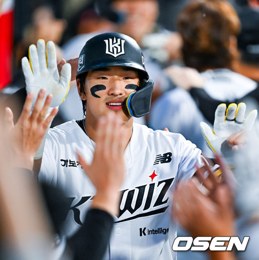 [OSEN=수원, 민경훈 기자] 9일 수원 KT위즈파크에서 ‘2026 신한 SOL Bank KBO리그’ KT 위즈와 키움 히어로즈의 경기가 열렸다.이날 KT는 배제성, 키움은 하영민을 선발로 내세웠다.3회말 2사 주자 1루 KT 안현민이 중월 투런 홈런을 때린 후 덕아웃에서 하이파이브를 하고 있다. 2026.07.09 /rumi@osen.co.kr