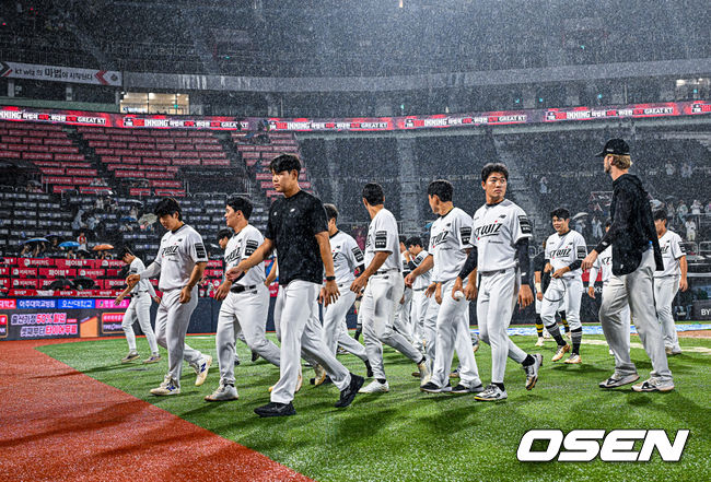 [OSEN=수원, 민경훈 기자] 9일 수원 KT위즈파크에서 ‘2026 신한 SOL Bank KBO리그’ KT 위즈와 키움 히어로즈의 경기가 열렸다.이 경기에서 계속된 폭우로 결국 우천 노게임이 선언됐다.KT 선수들이 퇴장하고 있다. 2026.07.09 /rumi@osen.co.kr