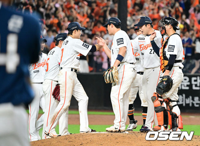 [OSEN=대전, 지형준 기자] 프로야구 한화 이글스가 NC 다이노스를 잡고 전반기 마지막 경기에서 승리, 5할 승률을 맞추고 후반기를 준비한다.김경문 감독이 이끄는 한화는 9일 대전 한화생명 볼파크에서 2026 신한 SOL KBO리그 NC 다이노스와의 홈경기에서 6-4로 승리했다. 이날 승리로 2연패를 끊은 한화는 시즌 전적 40승40패2무를 만들었다. 반면 4연승에 실패한 NC는 39승42패1무, 7위로 전반기를 마무리했다.경기를 마치고 한화 선수들이 승리를 기뻐하고 있다. 2026.07.09 / jpnews@osen.co.kr